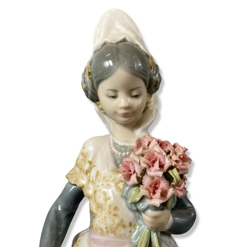 52 - Lladro 1304 Valencian girl with flowers, Good condition