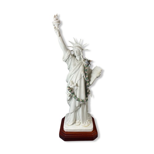 63 - Lladro 7563 Statue of Liberty limited edition No 57 signed to bottom in good condition with original... 