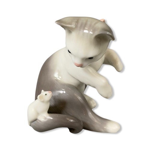 83 - Lladro Signed and dated 5236 Cat and mouse, Good condition, comes in box