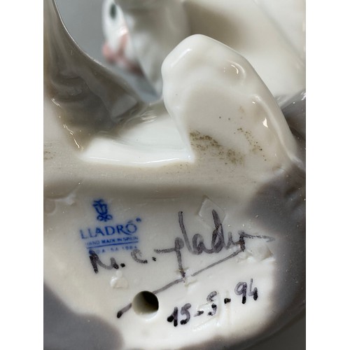 83 - Lladro Signed and dated 5236 Cat and mouse, Good condition, comes in box