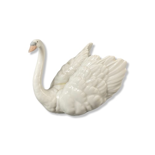 86 - Lladro 6175 White Swan, Good condition, comes in box