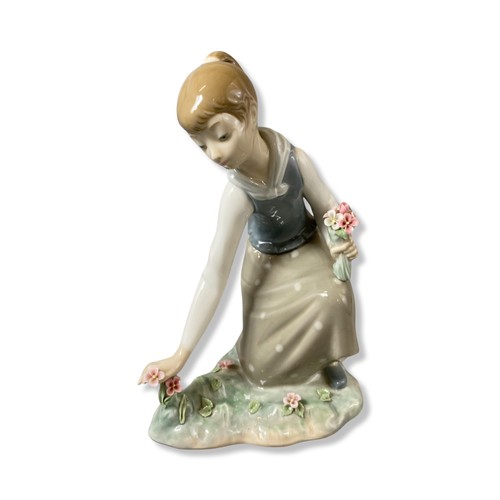 85 - Lladro 1172 Gathering Flowers, comes in box, one flower missing