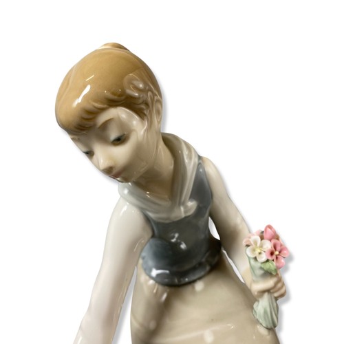 85 - Lladro 1172 Gathering Flowers, comes in box, one flower missing