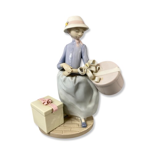 88 - Lladro 5852 Easter Bonnets, comes in box, has some slight damage to ribbon on the hat box