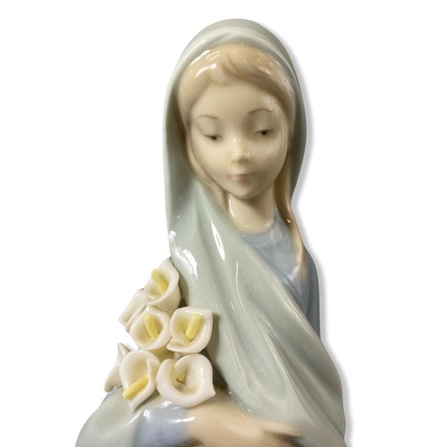 108 - Lladro 4650 Girl with lilies, Good condition