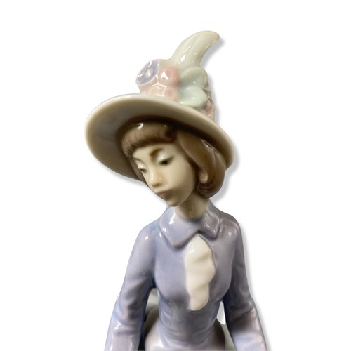 154 - Lladro 5686 On the Avenue, Good condition, comes in box