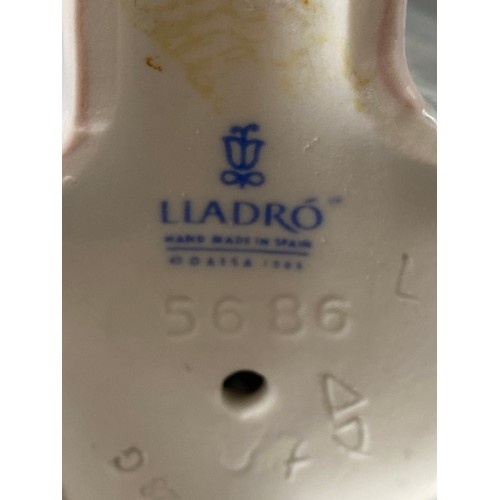154 - Lladro 5686 On the Avenue, Good condition, comes in box
