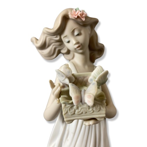 180 - Lladro 6777 Butterfly treasures, Comes in box, small petal missing