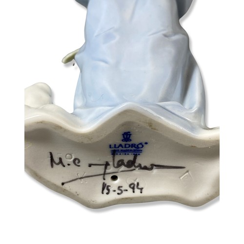 132 - Lladro Signed and dated 5724 Angelic voice, Good condition, comes in box