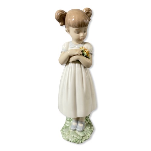 147 - Lladro 8021 Flowers for mommy, Good condition, comes in box