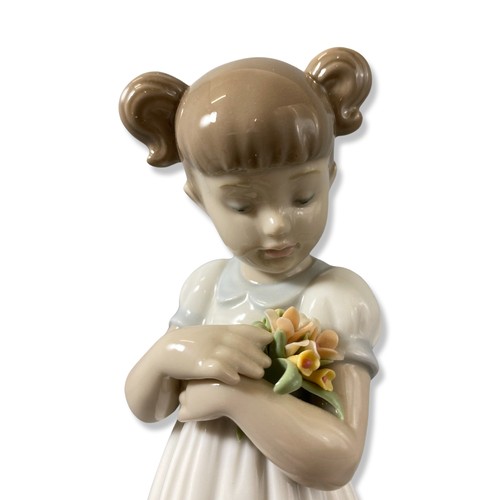 147 - Lladro 8021 Flowers for mommy, Good condition, comes in box
