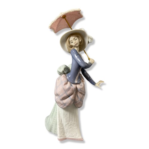 146 - Lladro 5687 Afternoon stroll, Good condition, comes in box