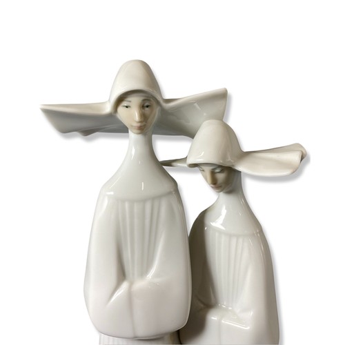 205 - Lladro 4611 Nuns, Good condition, comes in box