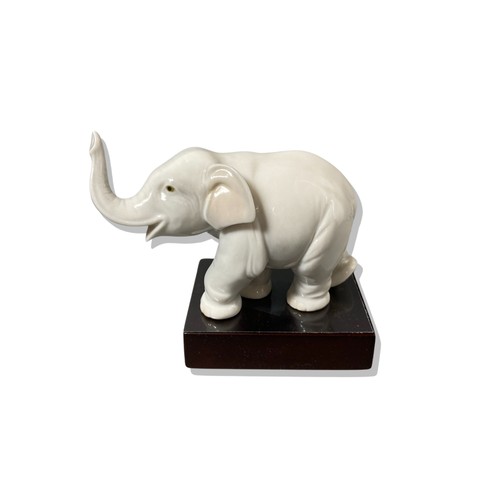 143 - Lladro 8036 Lucky elephant, Good condition, comes in box