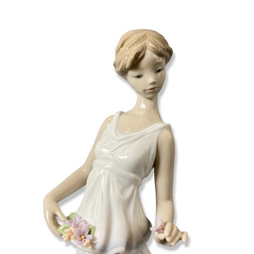 48 - Lladro Privilege collection 7709 Flowers For A Goddess Good condition comes in original box