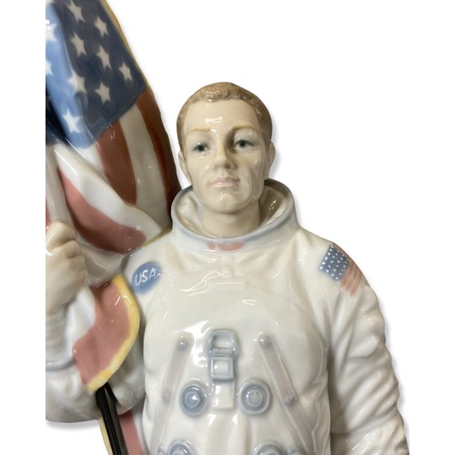 119 - Lladro 6168 25th Anniversary edition of The apollo landing Good condition comes in original box with... 