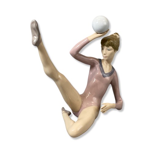 116 - Lladro 5332 Gymnast balancing ball Good condition