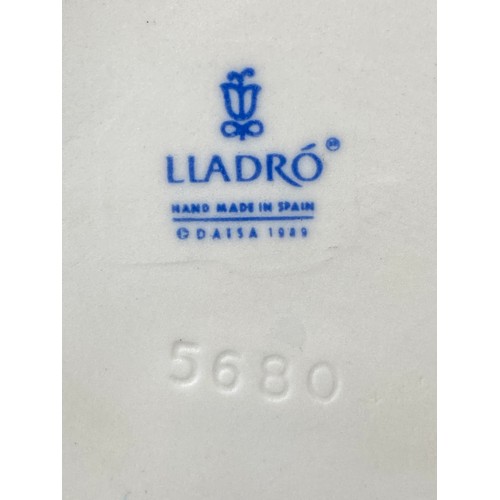 128 - Lladro 5680 Travelling in style Good condition comes in original box