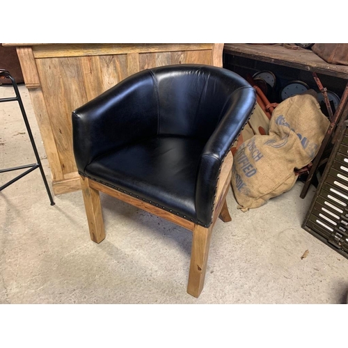 78 - NEW BOXED HIGH QUALITY LEATHER OPEN BACK TUB CHAIR IN BLACK WITH HESSIAN SIDES