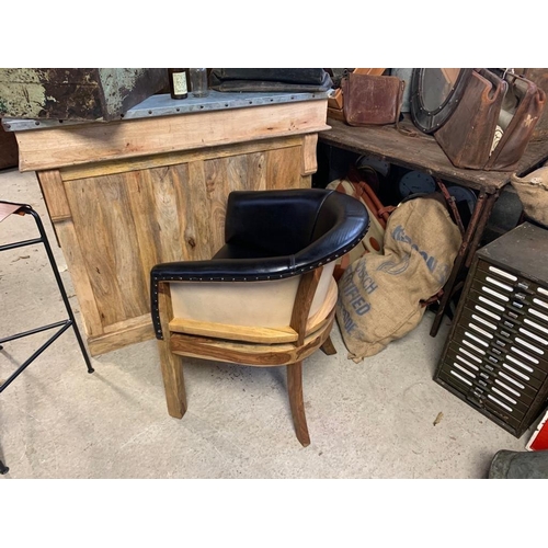 78 - NEW BOXED HIGH QUALITY LEATHER OPEN BACK TUB CHAIR IN BLACK WITH HESSIAN SIDES