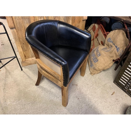 78 - NEW BOXED HIGH QUALITY LEATHER OPEN BACK TUB CHAIR IN BLACK WITH HESSIAN SIDES