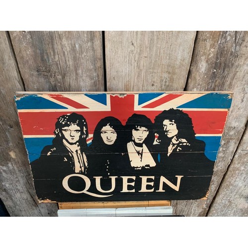 113 - QUEEN WOODEN PAINTED HANDMADE  SIGN (APPROX 65X45CM)