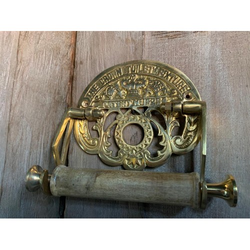 237 - BOXED BRASS HIGH QUALITY DETAILED TOILET ROLL HOLDER