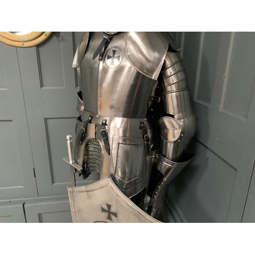 167 - HUGE MEDIEVAL DECORATIVE SUIT OF ARMOUR IN POLISHED STEEL WITH WITH SHIELD