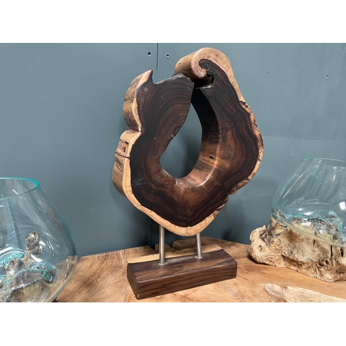 186 - LARGE HEAVY RUSTIC ABSTRACT DECORATIVE SCULPTURE ON STAND (APPROX 52CM TALL X 33CM WIDE X 40CM DEEP)... 