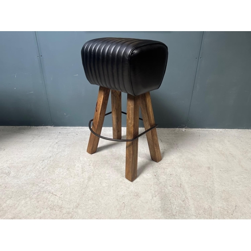 29 - LARGE VINTAGE INDUSTRIAL STYLE RIBBED LEATHER POMMEL HORSE STOOL IN BLACK