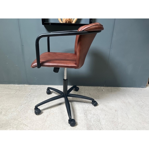 6 - NEW BOXED RIBBED LEATHER OFFICE SWIVEL CHAIR IN TAN