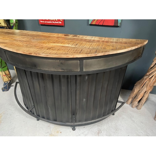 91 - LARGE INDUSTRIAL FULLY FITTED BOW FRONT HOME BAR/COUNTER