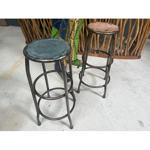 139 - 1 X VINTAGE INDUSTRIAL STYLE METAL BAR STOOL (IMAGES FOR ILLUSTRATION PURPOSES ONLY, EACH STOOL MAY ... 