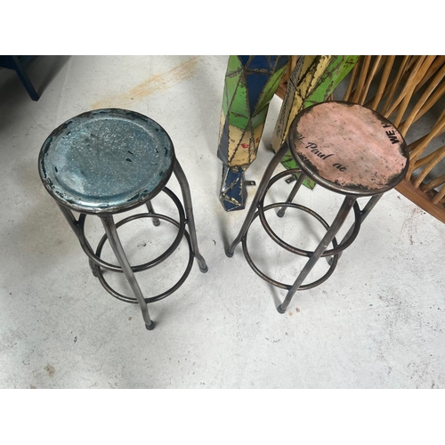 139 - 1 X VINTAGE INDUSTRIAL STYLE METAL BAR STOOL (IMAGES FOR ILLUSTRATION PURPOSES ONLY, EACH STOOL MAY ... 