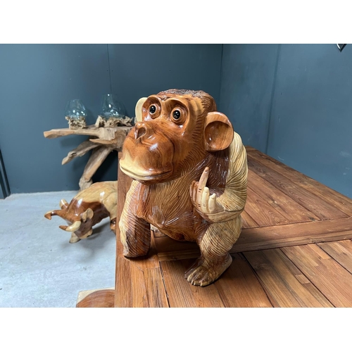 23 - LARGE HEAVY HIGHLY DETAILED HANDCARVED POLISHED WOOD 'UP YOURS' MONKEY STATUE (APPROX 50CM TALL X 35... 