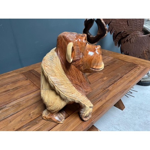 23 - LARGE HEAVY HIGHLY DETAILED HANDCARVED POLISHED WOOD 'UP YOURS' MONKEY STATUE (APPROX 50CM TALL X 35... 