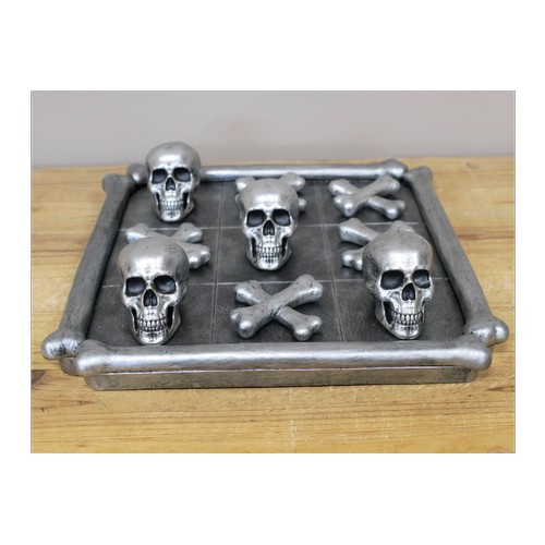 25 - BOXED NEW SKULL AND CROSS BONE NOUGHTS AND CROSSES HALLOWEEN GAME (APPROX 26CM)