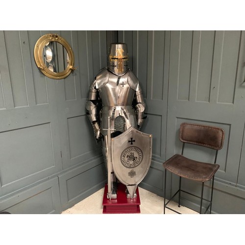 231 - HUGE MEDIEVAL DECORATIVE SUIT OF ARMOUR IN POLISHED STEEL WITH WITH SHIELD