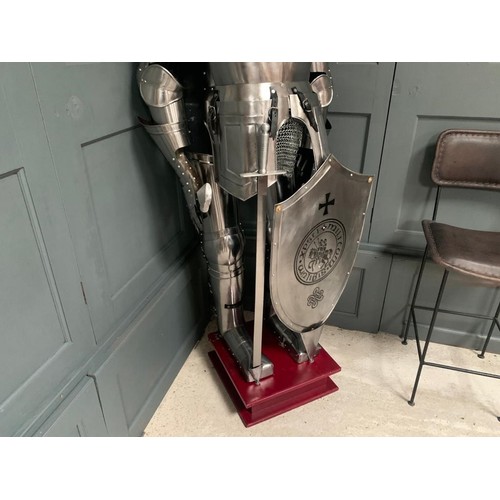 231 - HUGE MEDIEVAL DECORATIVE SUIT OF ARMOUR IN POLISHED STEEL WITH WITH SHIELD