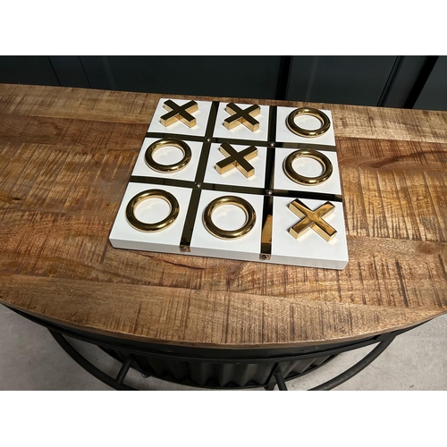 113 - NEW BOXED QUALITY WHITE AND GOLD NOUGHTS AND CROSSES GAME SET