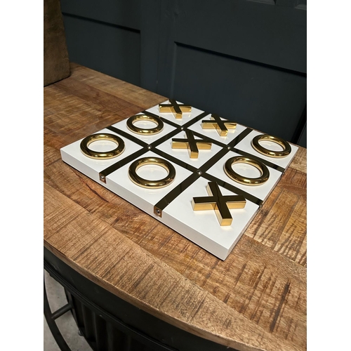 113 - NEW BOXED QUALITY WHITE AND GOLD NOUGHTS AND CROSSES GAME SET