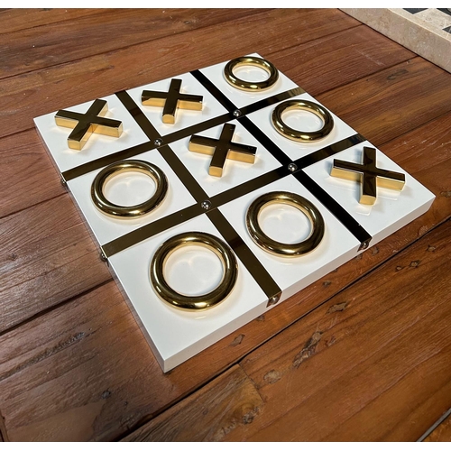 113 - NEW BOXED QUALITY WHITE AND GOLD NOUGHTS AND CROSSES GAME SET