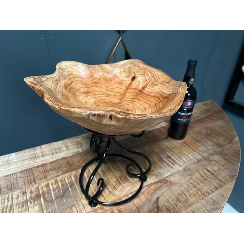 147 - NEW POLISHED NATURAL WOOD BOWL ON METAL DECORATIVE STAND