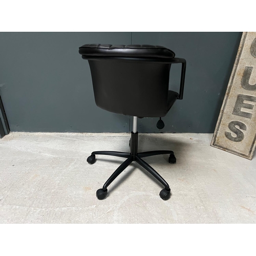 167 - NEW BOXED RIBBED LEATHER OFFICE SWIVEL CHAIR IN BLACK