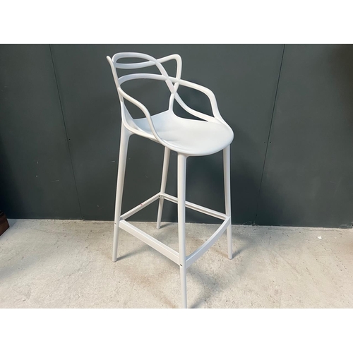 4 - BOX OF 4 NEW DESIGNER PLASTIC PHILIPPE STARCK INSPIRED BAR STOOLS IN WHITE