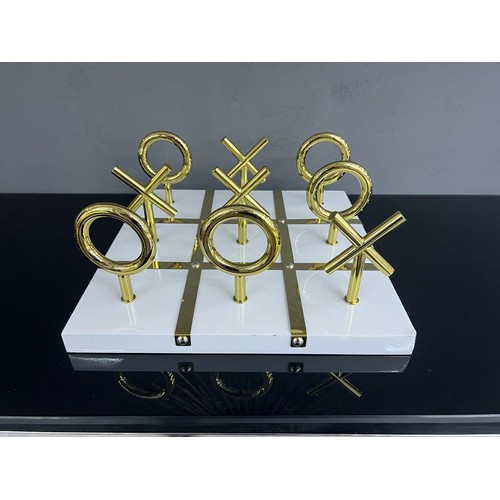 111 - NEW BOXED QUALITY WHITE AND GOLD STANDING NOUGHTS AND CROSSES GAME SET