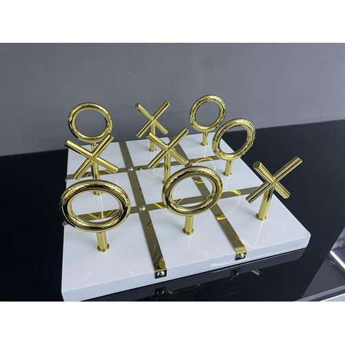 111 - NEW BOXED QUALITY WHITE AND GOLD STANDING NOUGHTS AND CROSSES GAME SET