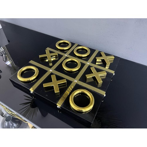 112 - NEW BOXED QUALITY BLACK AND GOLD NOUGHTS AND CROSSES GAME SET