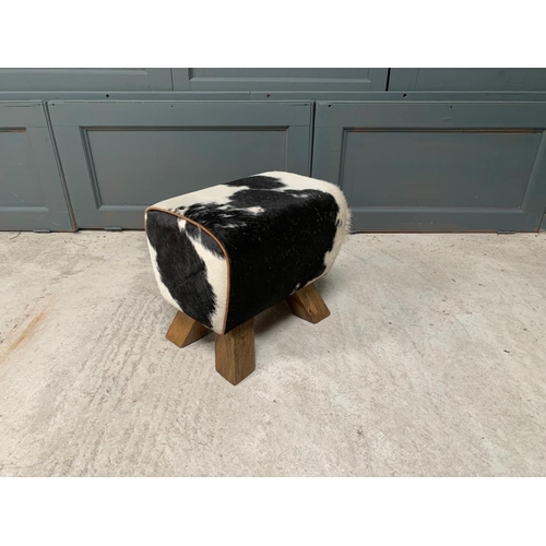 25 - BOXED NEW SMALL COW HIDE BLACK POMMEL HORSE (Due to the nature of the raw cow hide material - every ... 