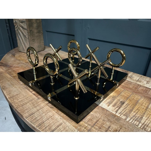 154 - NEW BOXED QUALITY BLACK AND GOLD STANDING NOUGHTS AND CROSSES GAME SET